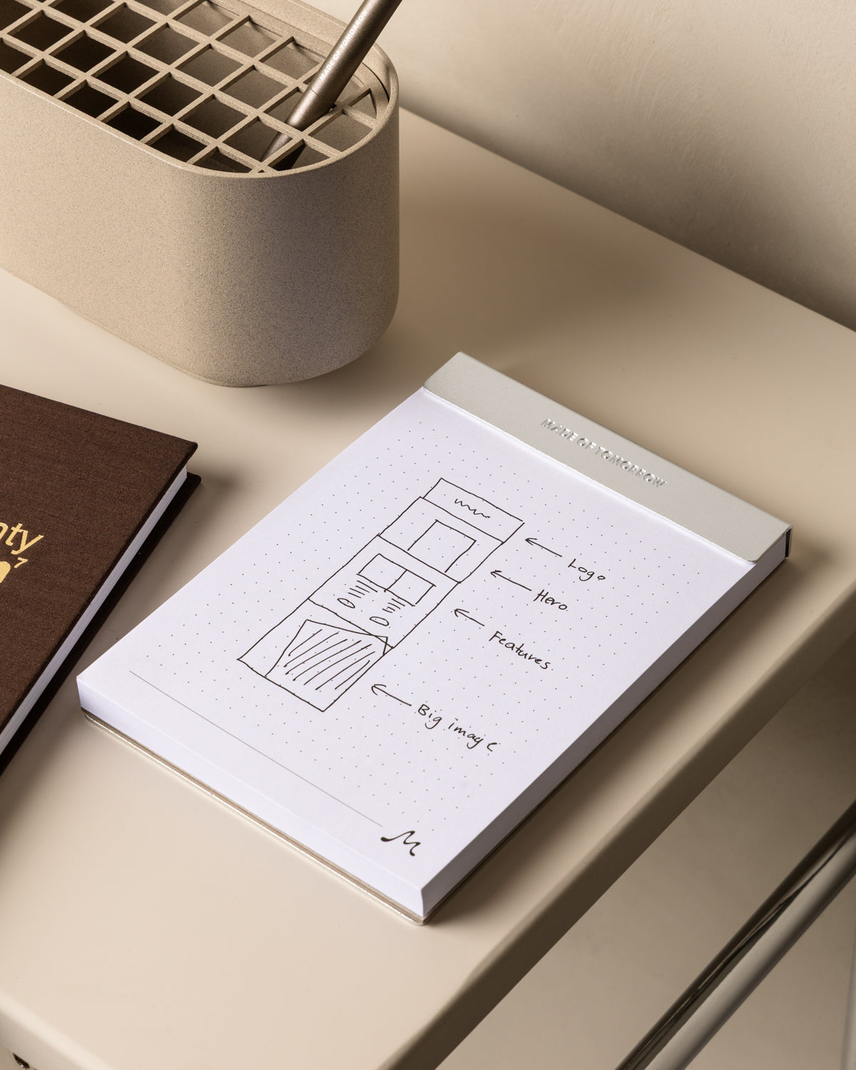 pad=dot-grid;holder=aluminium