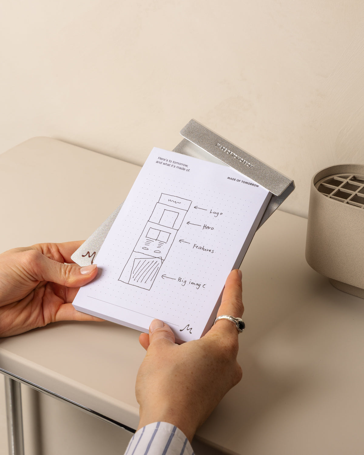 pad=dot-grid;holder=aluminium