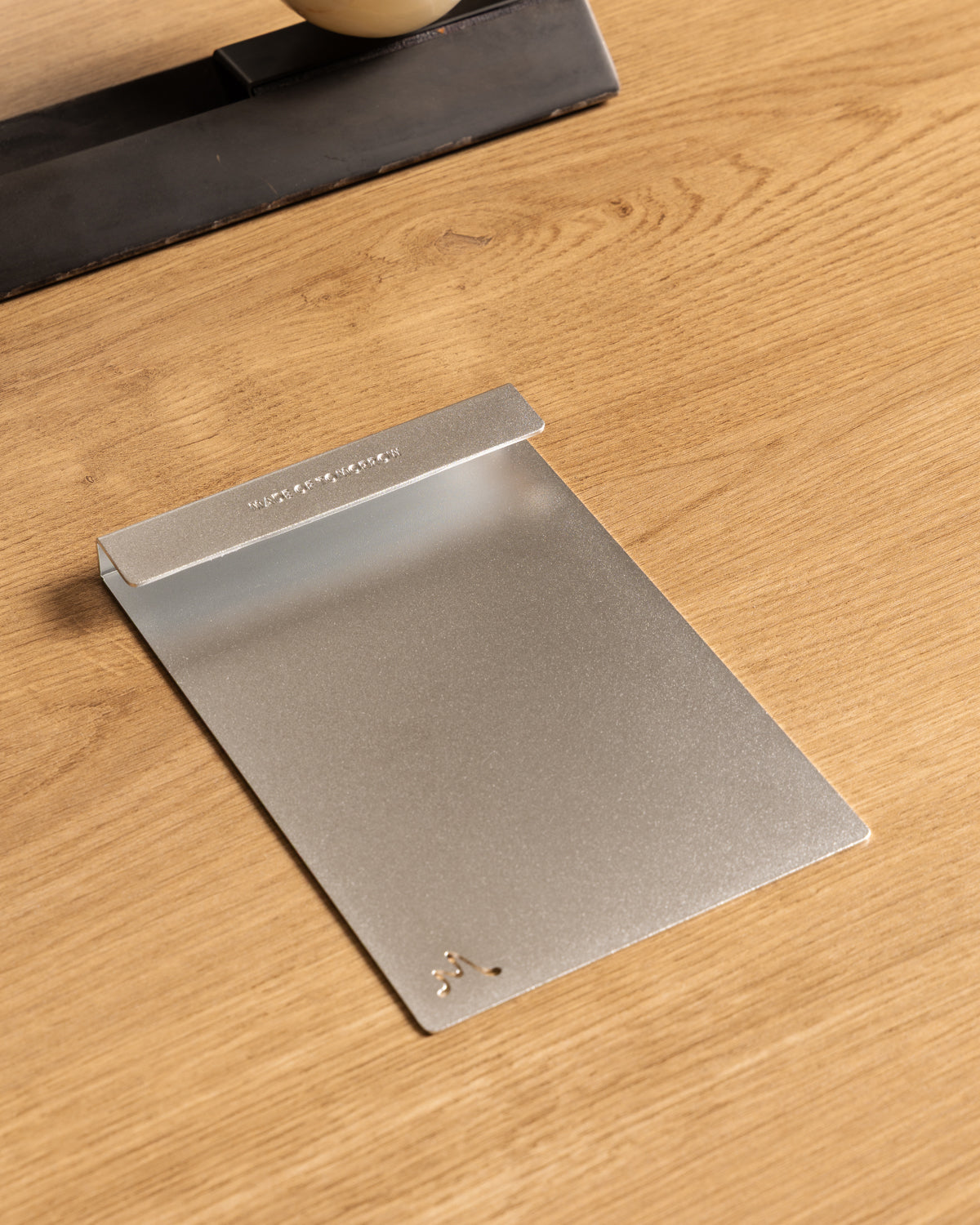 pad=dot-grid;holder=aluminium