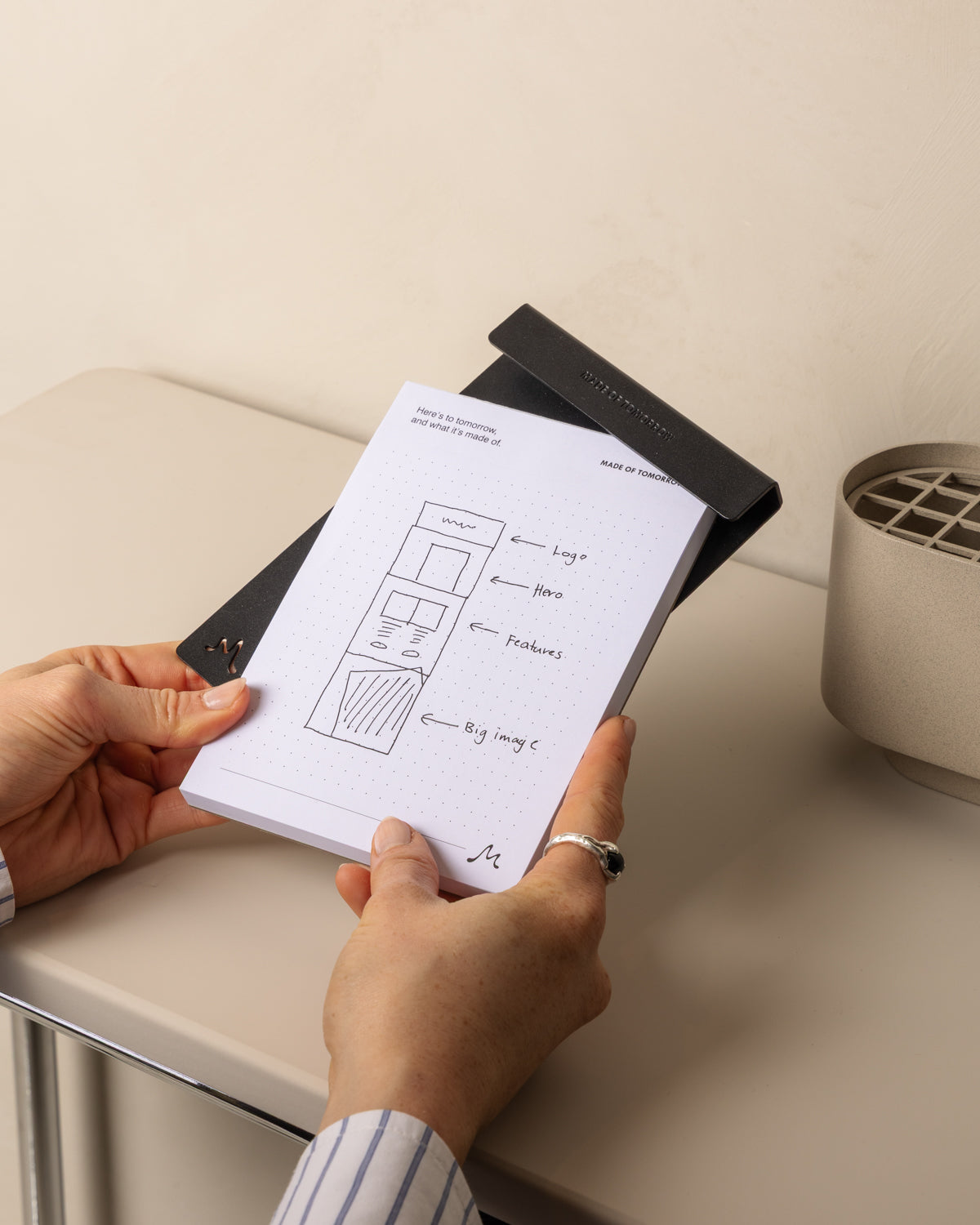 pad=dot-grid;holder=black